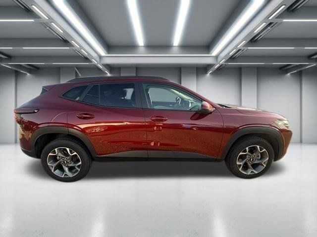 Used 2024 Chevrolet Trax LT FWD image 1