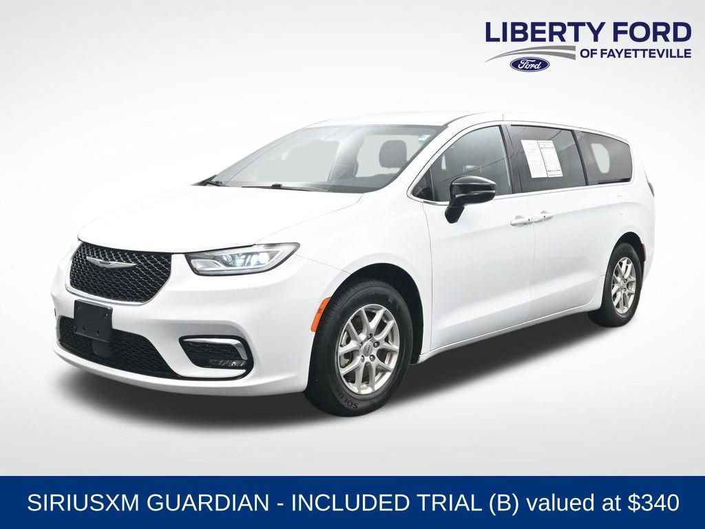 Used 2025 Chrysler Pacifica Select