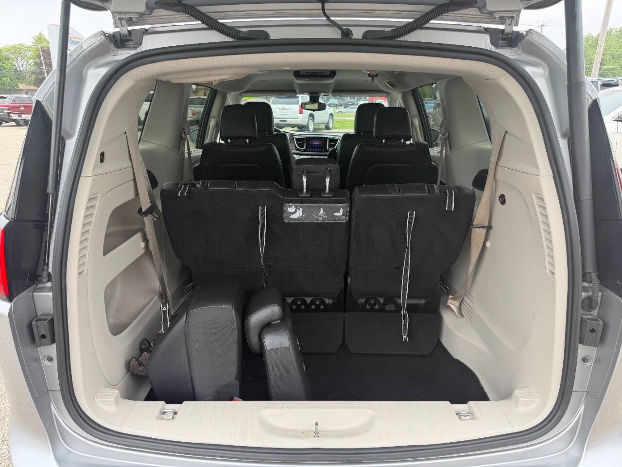 Used 2017 Chrysler Pacifica Touring-L FWD image 13