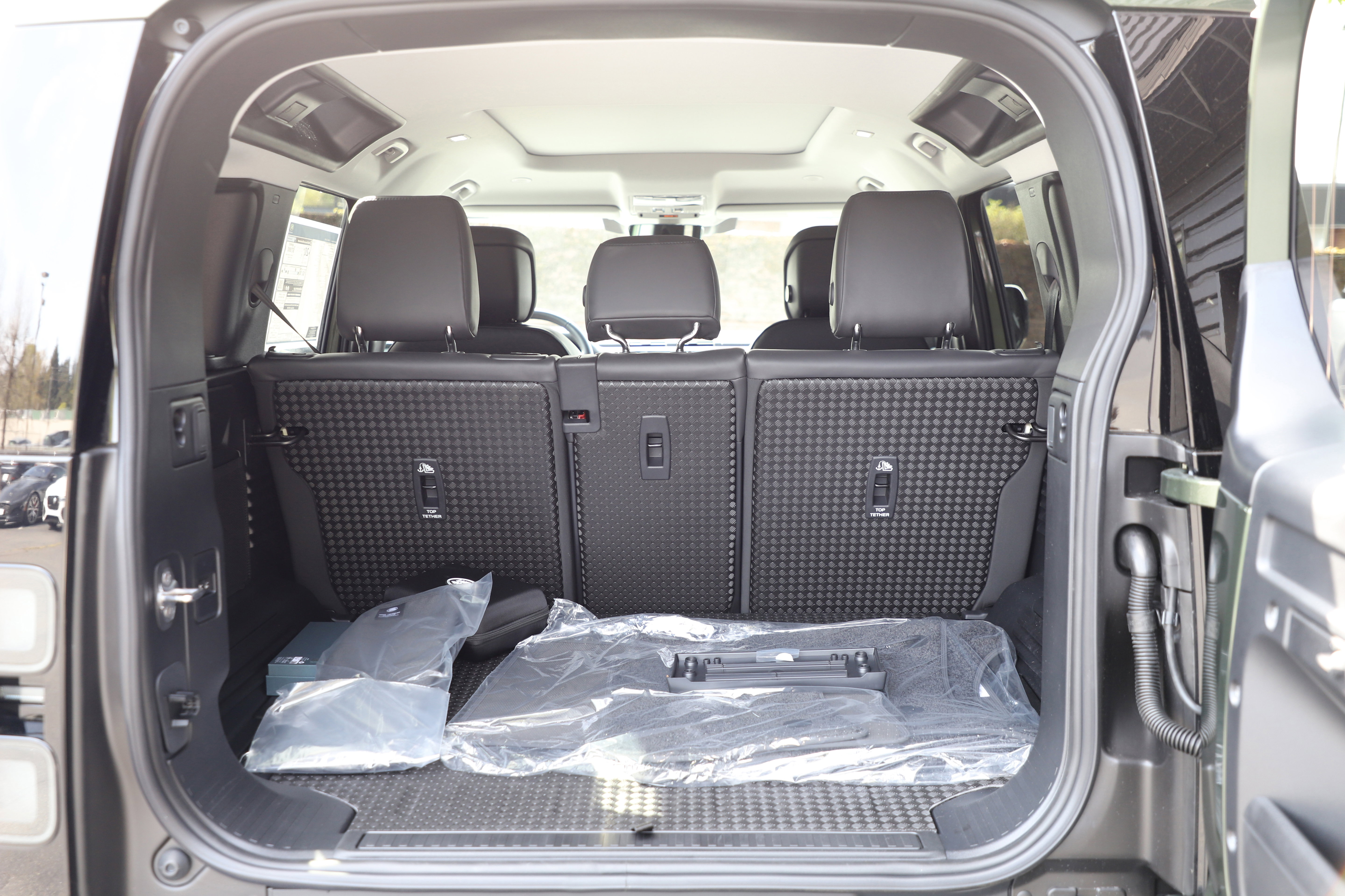 New 2026 Land Rover Defender 110 X-Dynamic SE image 15