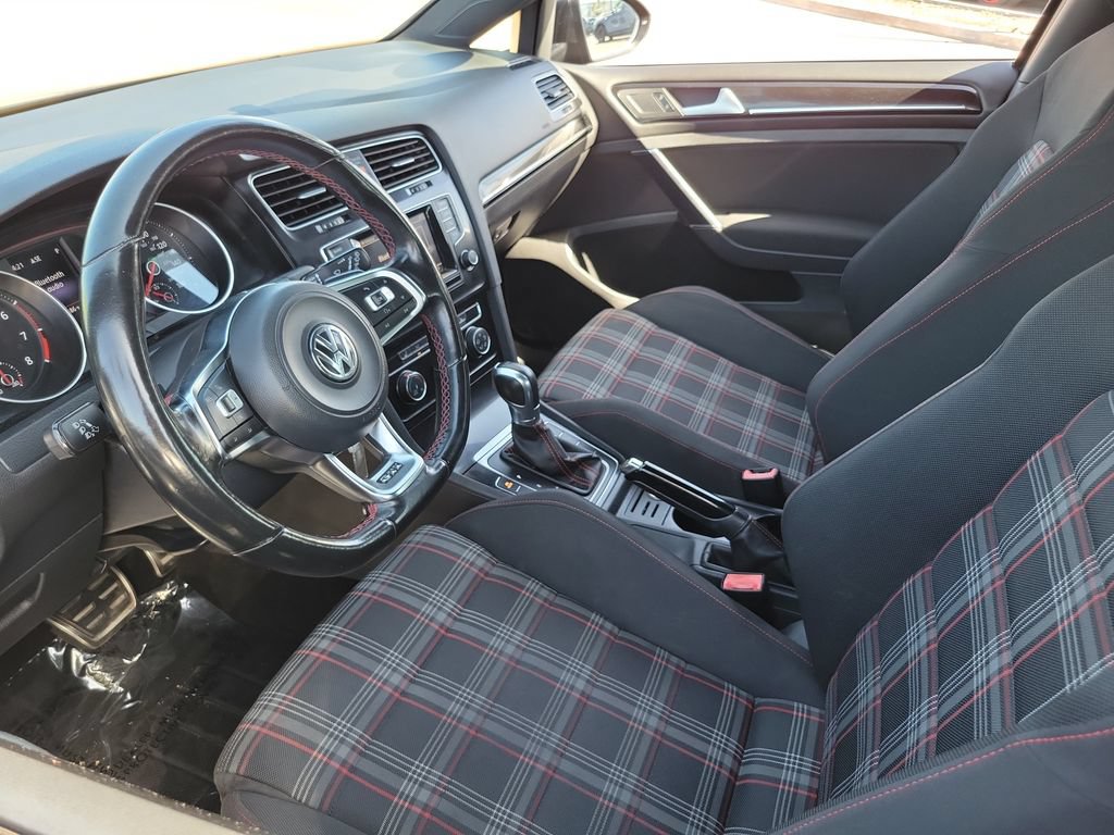 Used 2015 Volkswagen Golf 4-Door FWD image 3