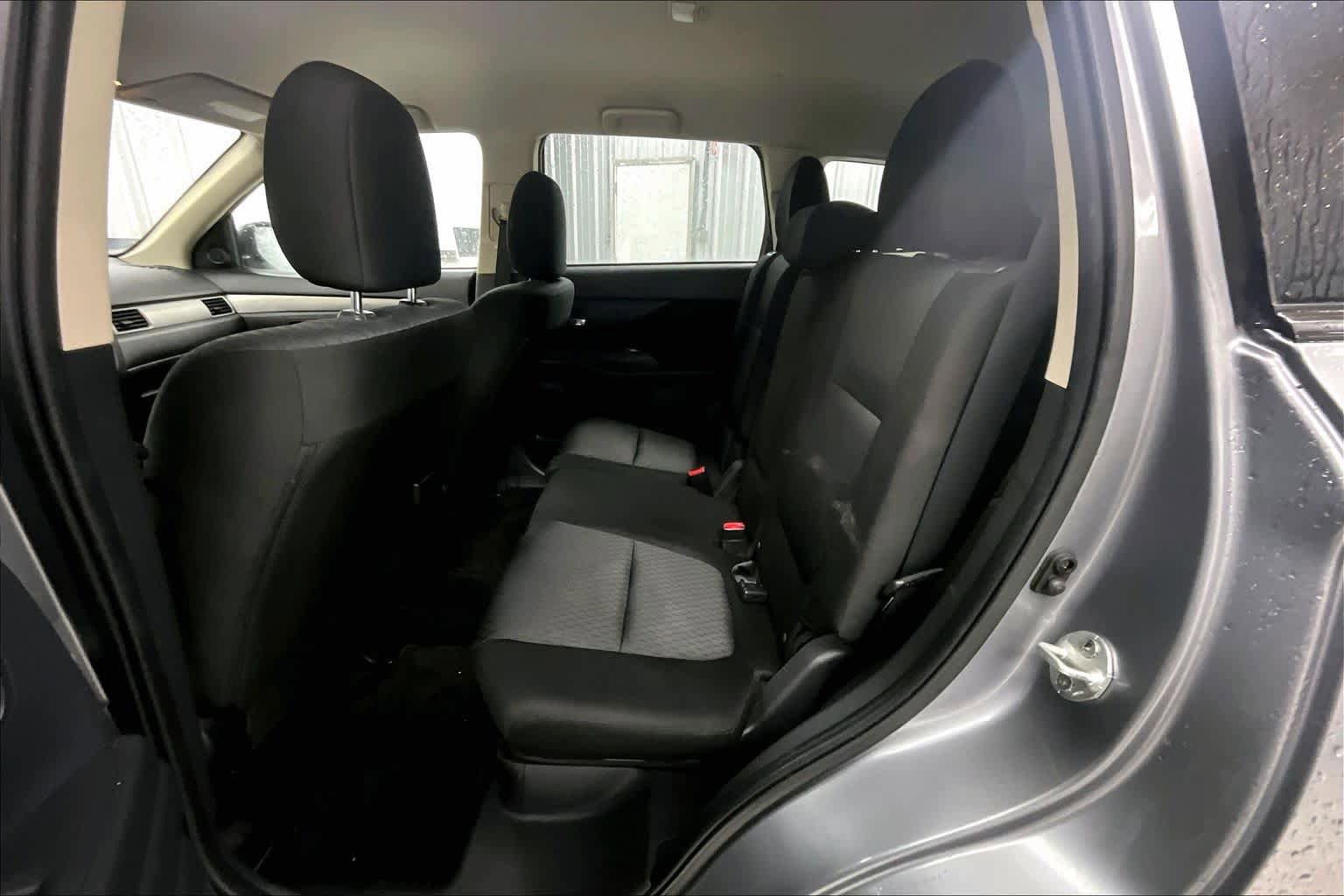 Used 2014 Mitsubishi Outlander ES image 21