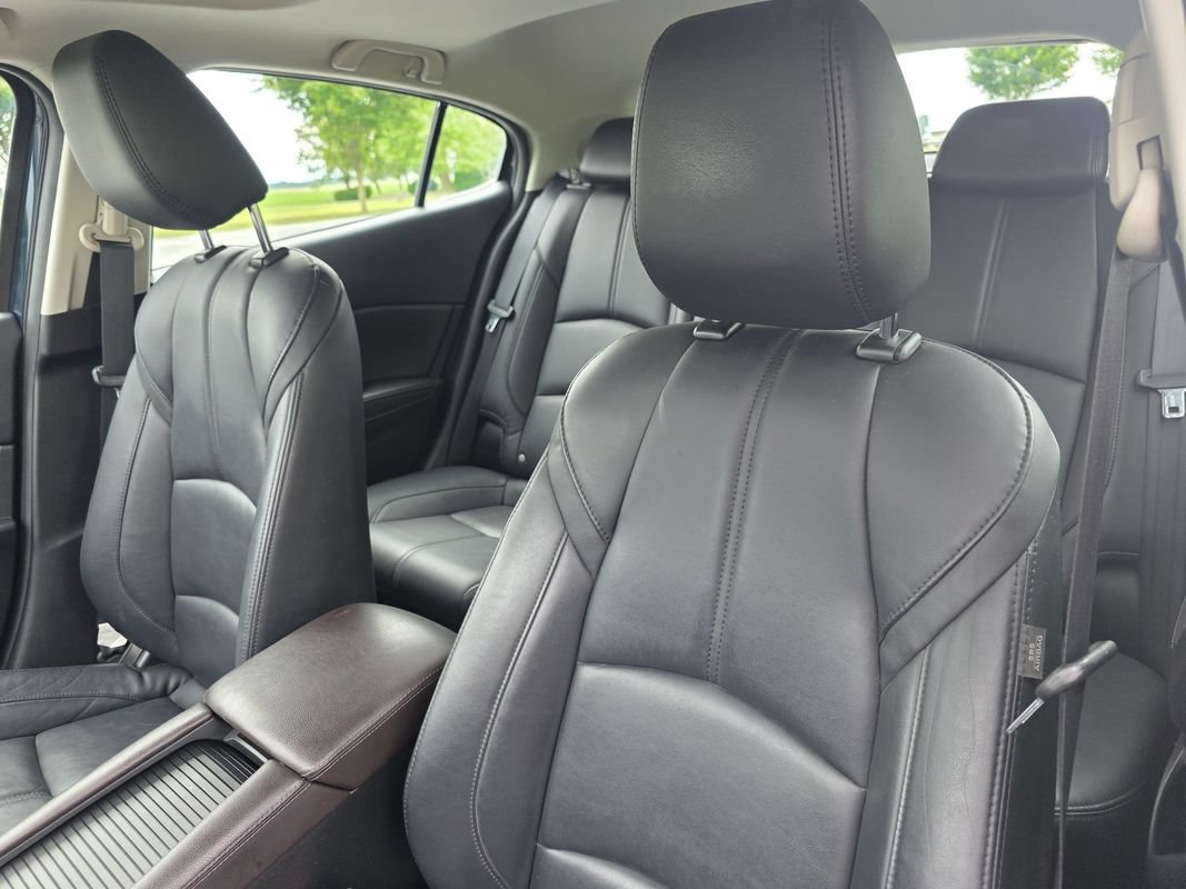 Used 2018 MAZDA MAZDA3 Touring FWD image 16