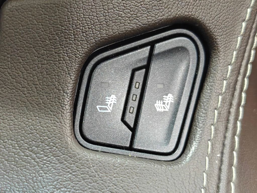 Used 2018 Chevrolet Tahoe LT w/ LT Signature Package AWD/4WD image 9
