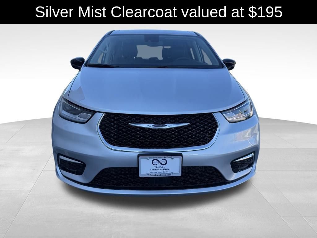 Used 2024 Chrysler Pacifica Touring-L image 2