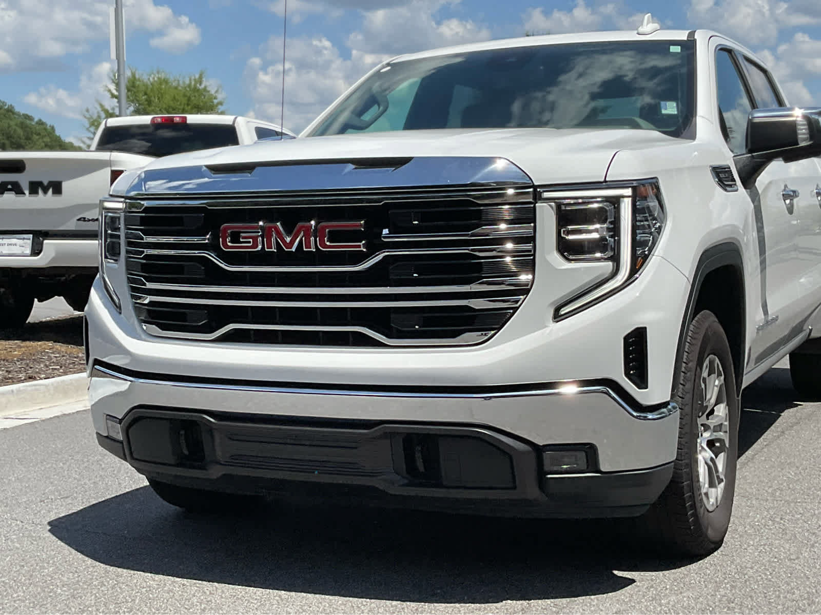 Used 2024 GMC Sierra 1500 SLT AWD/4WD image 9