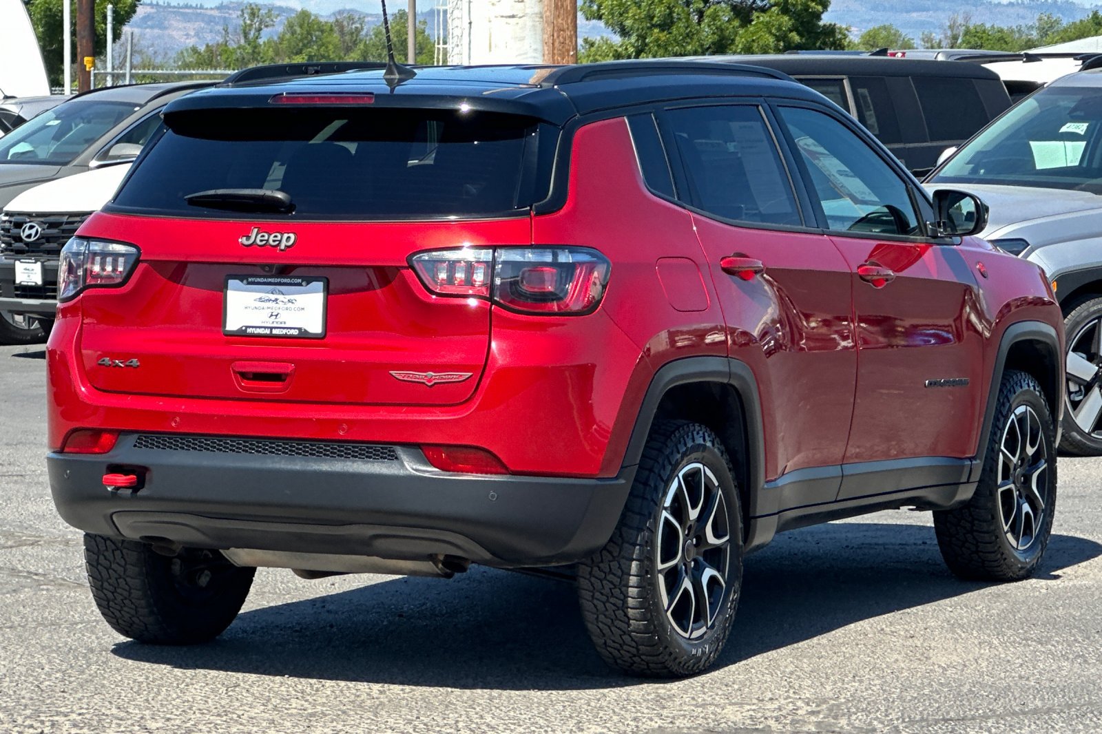 Used 2025 Jeep Compass Trailhawk AWD/4WD image 4