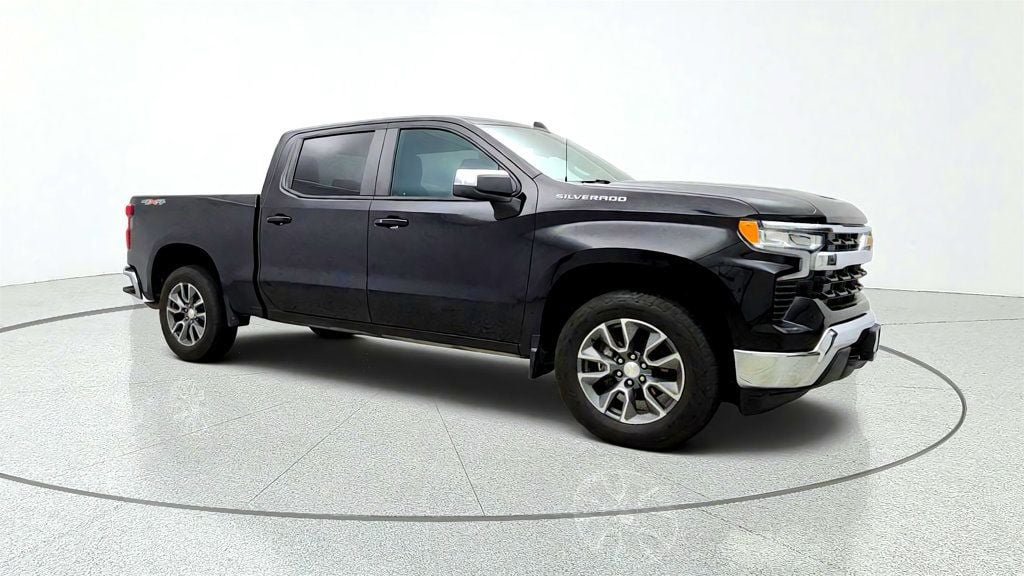 Used 2022 Chevrolet Silverado 1500 LT AWD/4WD image 3