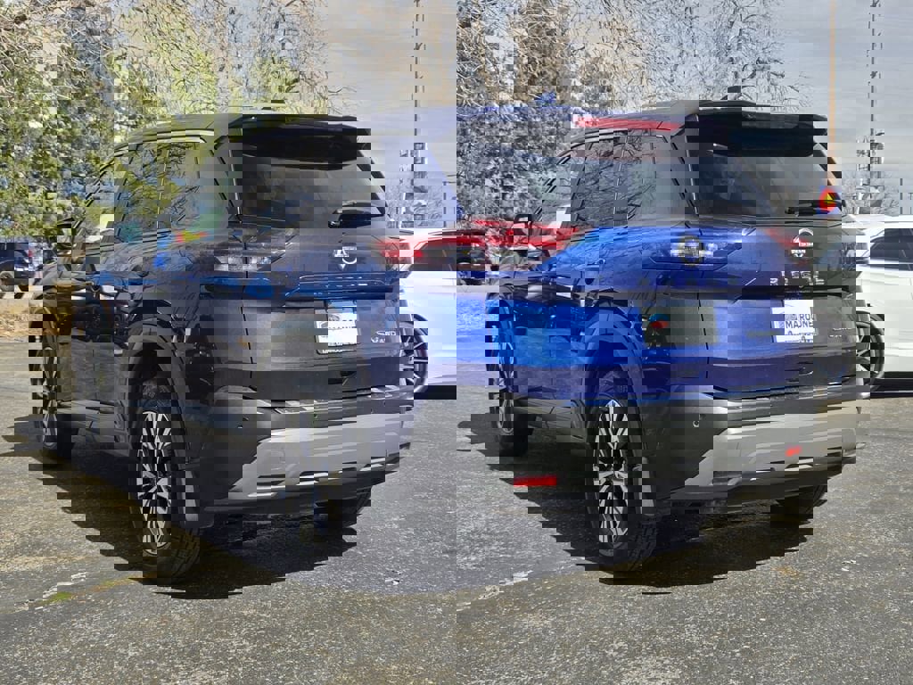 Used 2023 Nissan Rogue SV image 3