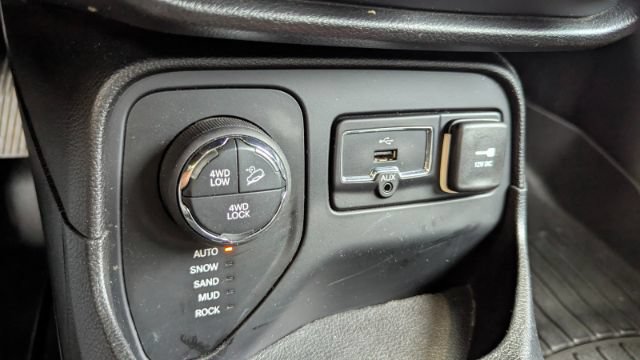 Used 2016 Jeep Renegade Trailhawk w/ Premium Trailhawk Package AWD/4WD image 34