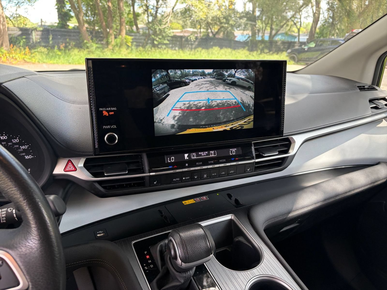 Used 2025 Toyota Sienna XLE FWD image 16