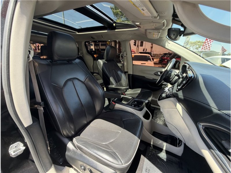 Used 2018 Chrysler Pacifica Limited FWD image 32