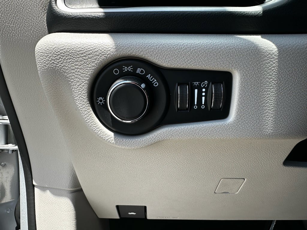 Used 2023 Chrysler Voyager LX FWD image 13