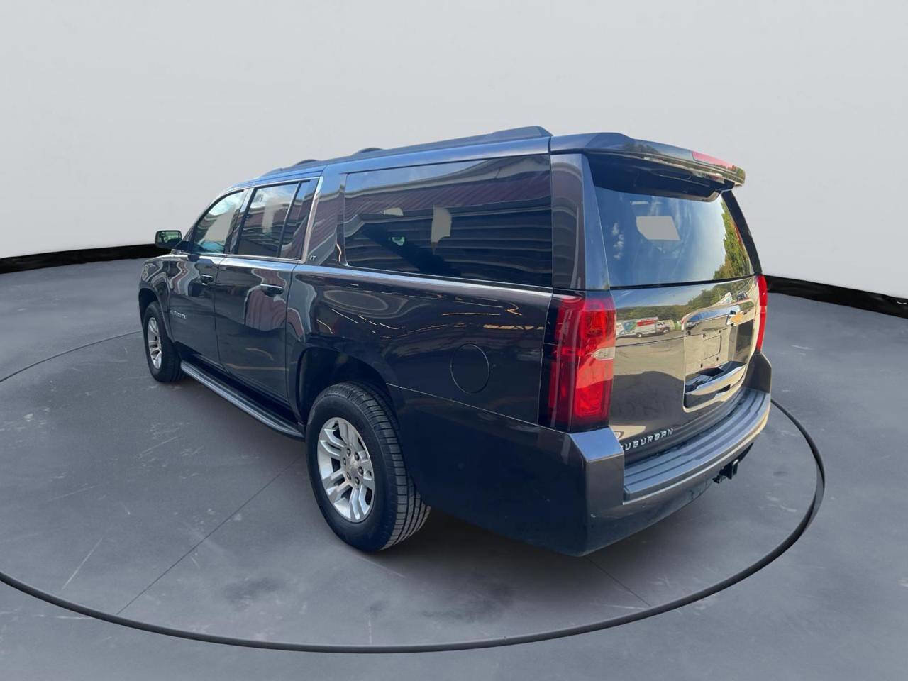 Used 2017 Chevrolet Suburban LT image 5