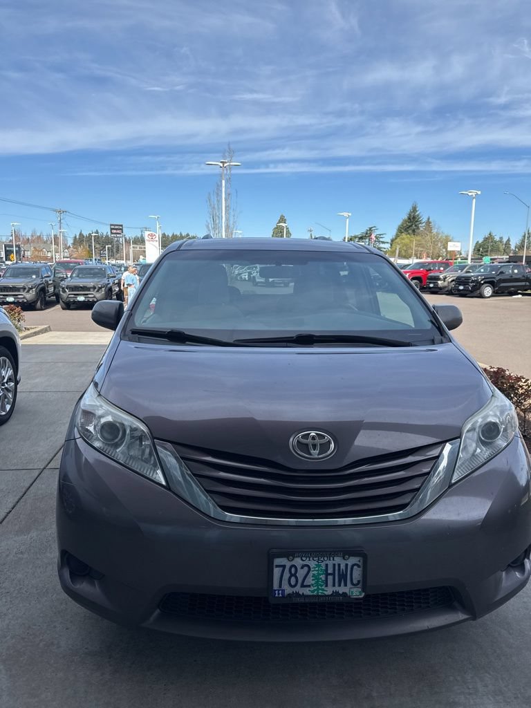 Used 2015 Toyota Sienna LE FWD image 1