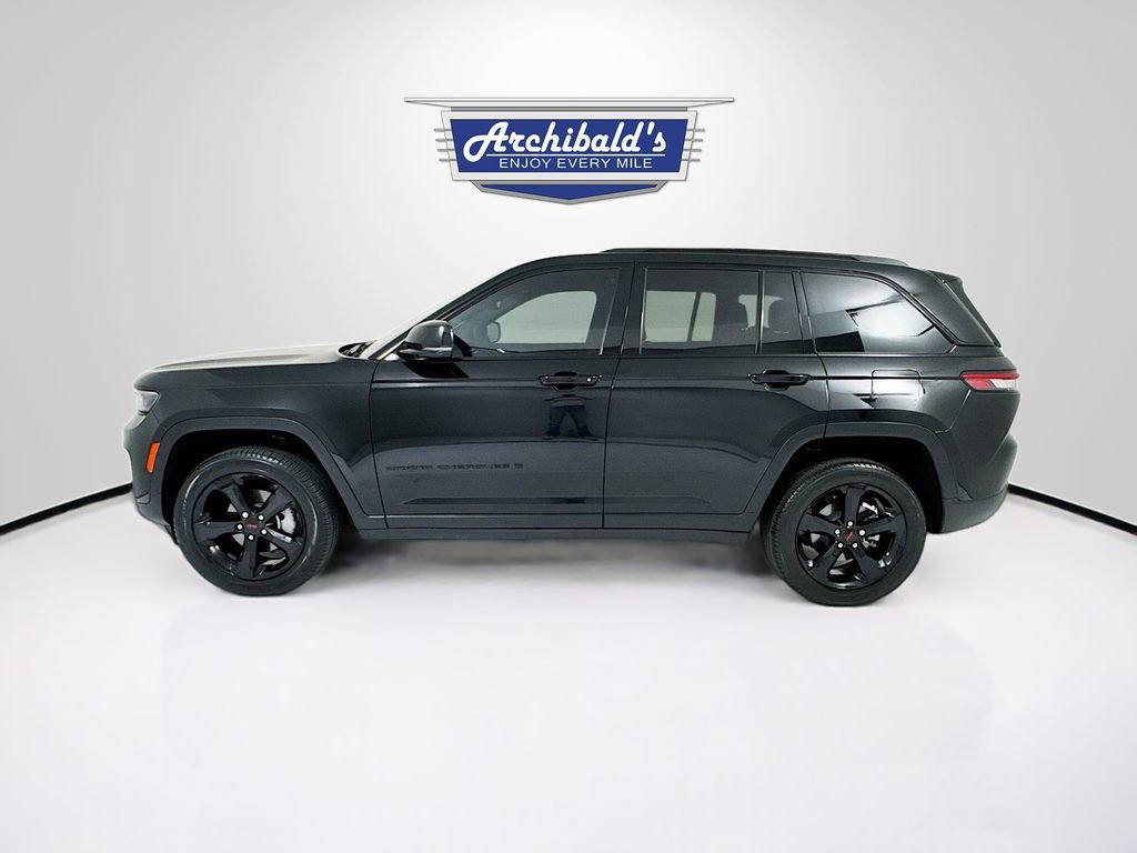 Used 2024 Jeep Grand Cherokee Limited w/ Black Appearance Package AWD/4WD image 5