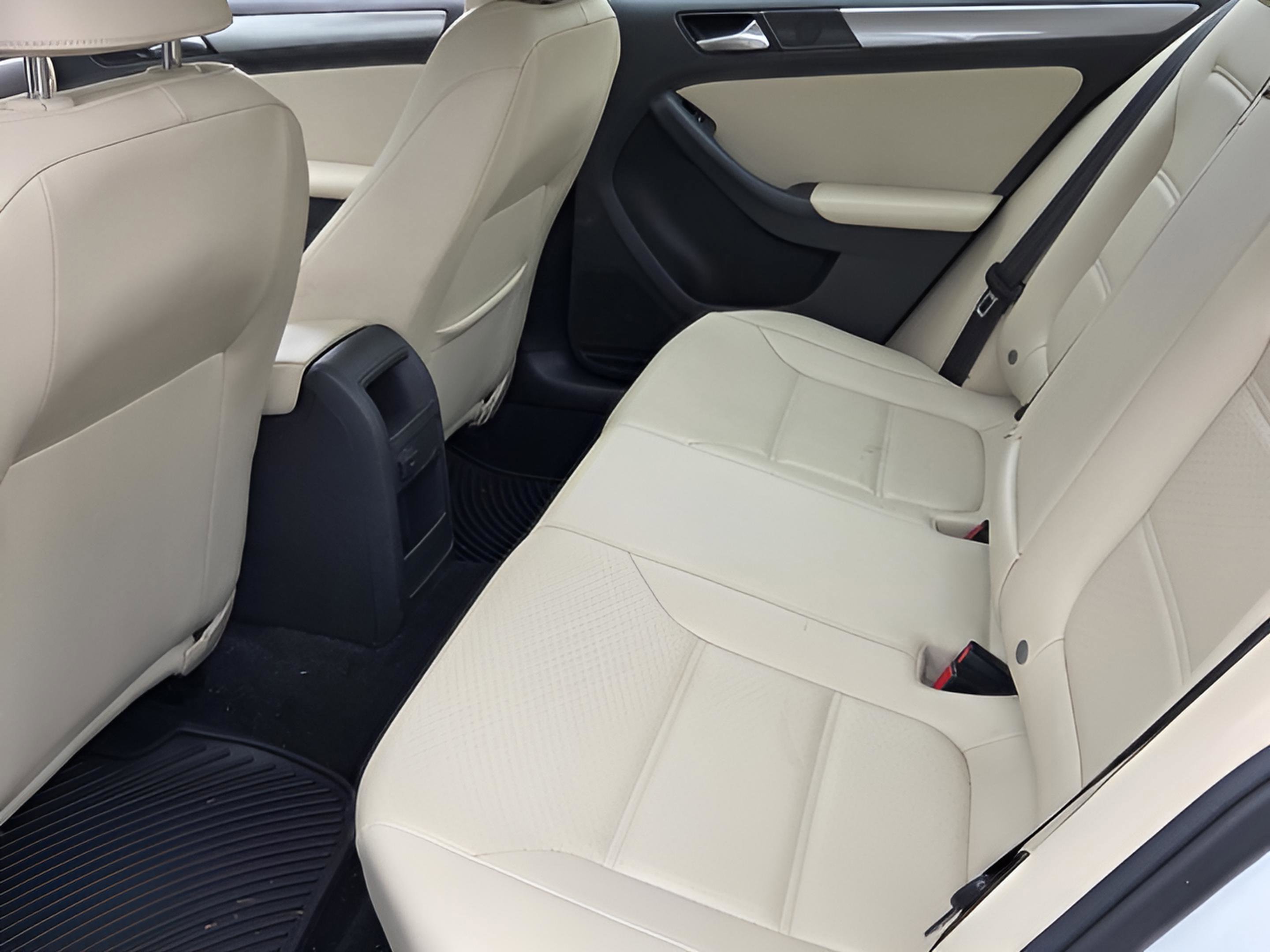 Used 2017 Volkswagen Jetta SE image 9