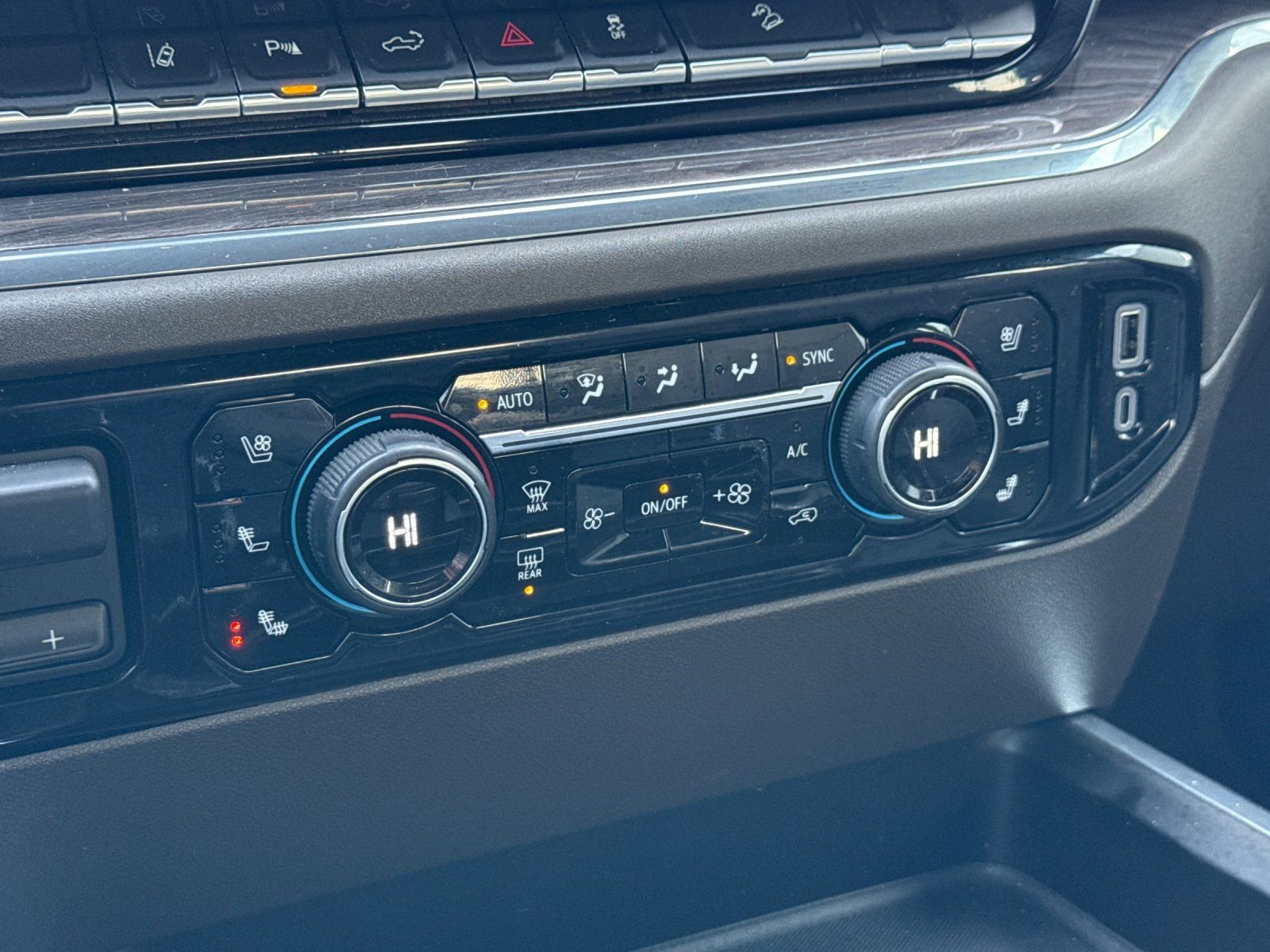 Used 2024 Chevrolet Silverado 3500 LTZ w/ LTZ Convenience Package image 24