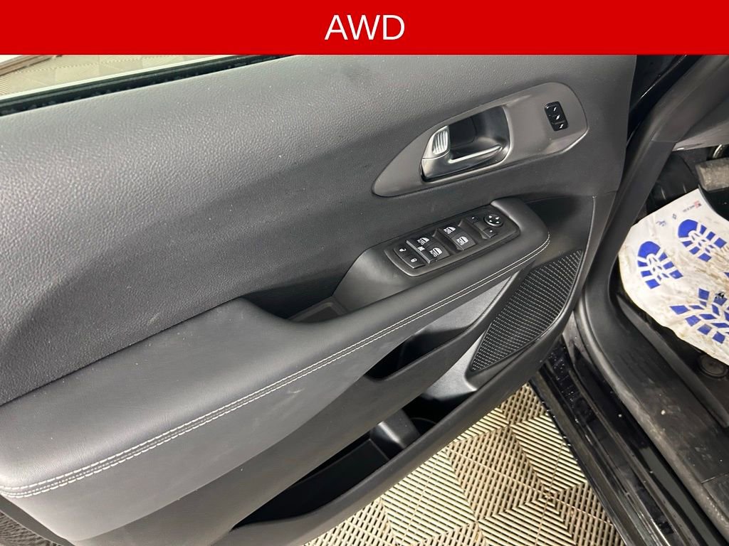 Used 2025 Chrysler Pacifica Select image 12