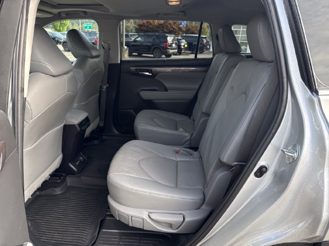 Used 2022 Toyota Highlander Limited AWD/4WD image 16