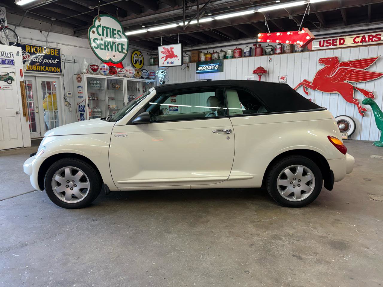 Used 2005 Chrysler PT Cruiser Touring FWD image 2