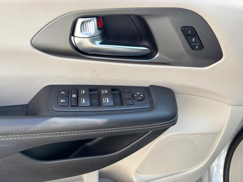 Used 2023 Chrysler Pacifica Touring-L FWD image 20