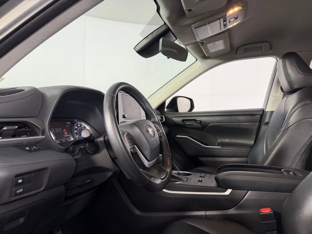 Used 2023 Toyota Highlander LE image 20