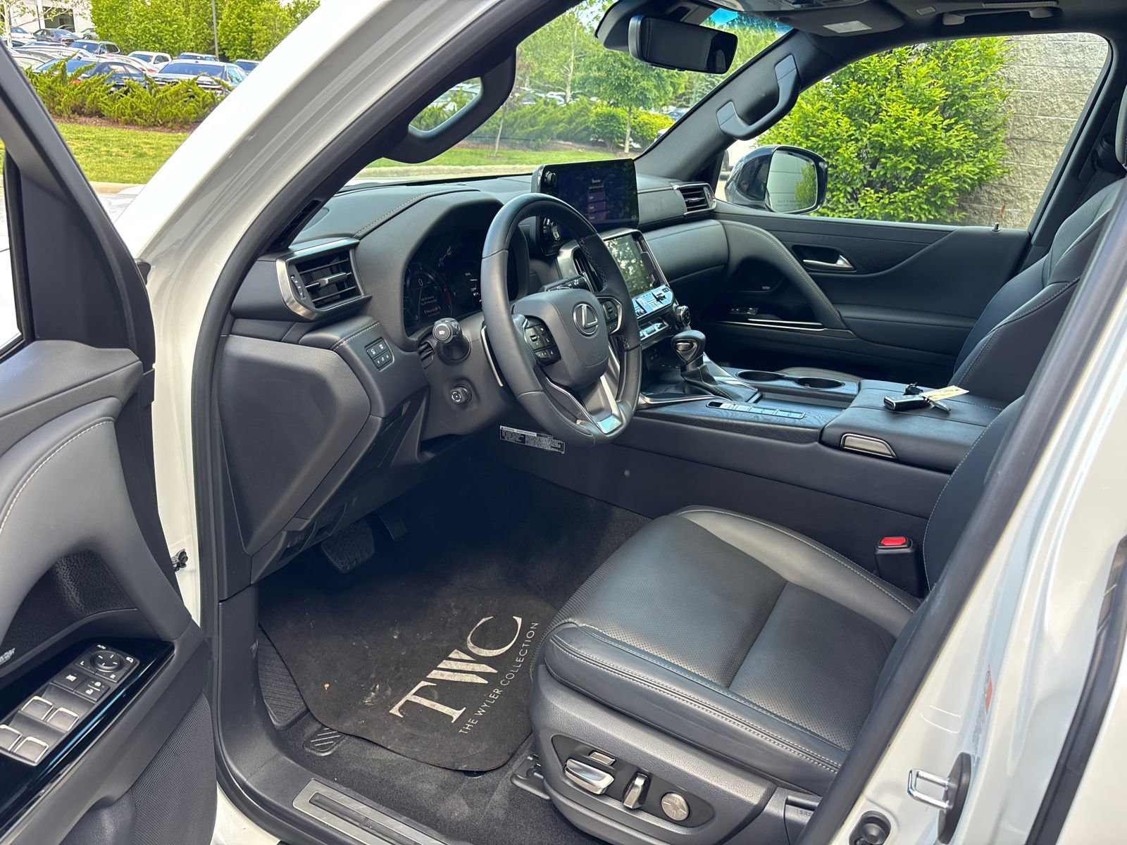 Used 2024 Lexus LX 600 4WD w/ Appearance Package image 26