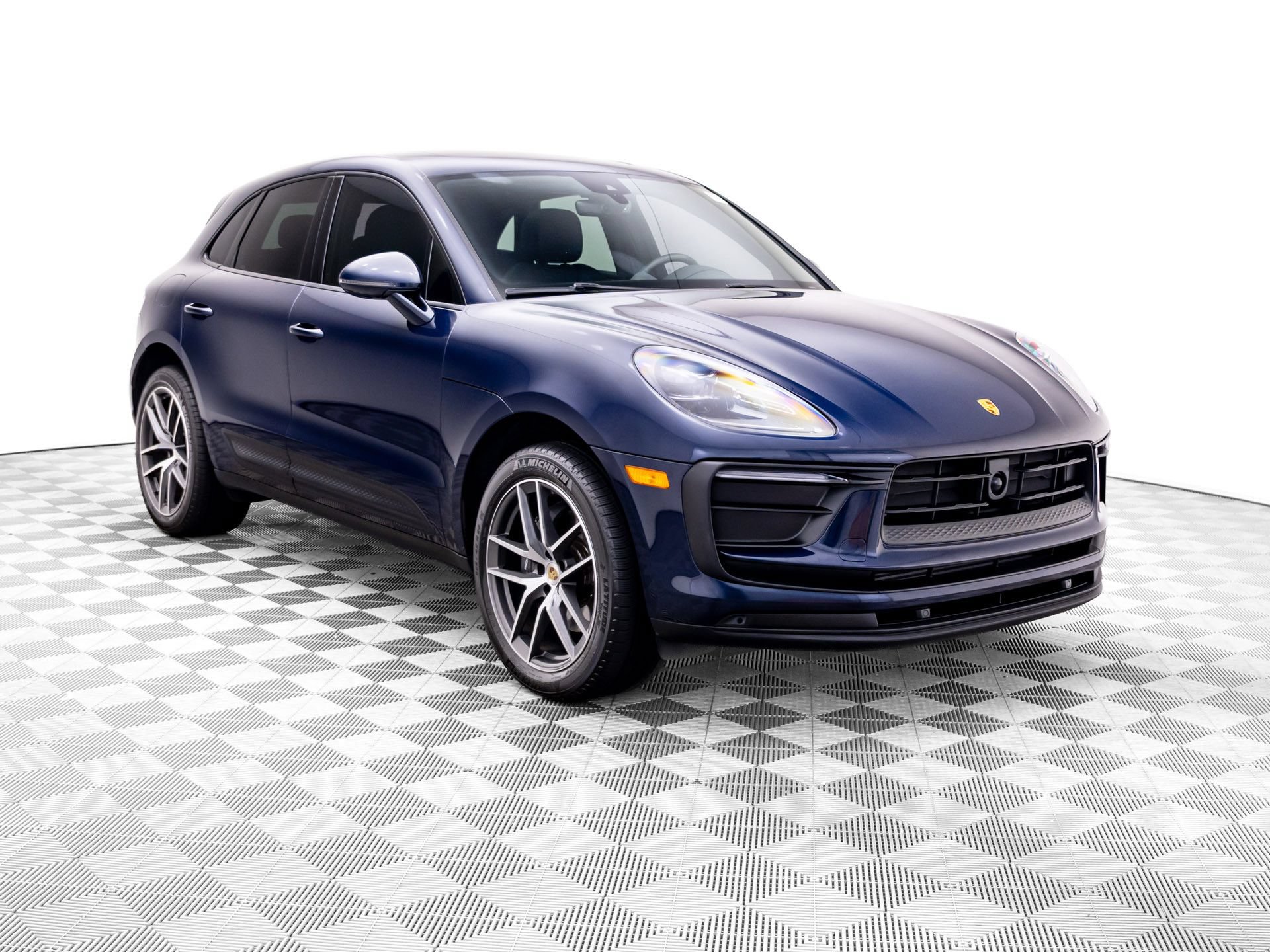 Certified 2023 Porsche Macan AWD/4WD image 6