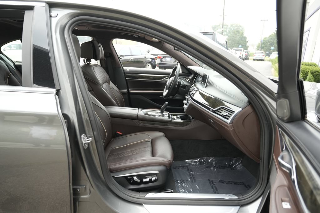 Used 2016 BMW 750i xDrive AWD/4WD image 36