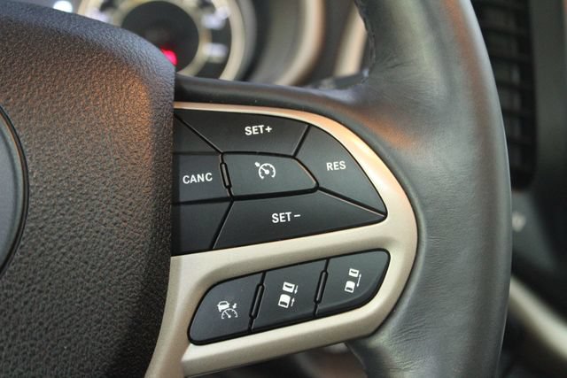 Used 2017 Jeep Cherokee Limited w/ Luxury Group AWD/4WD image 17