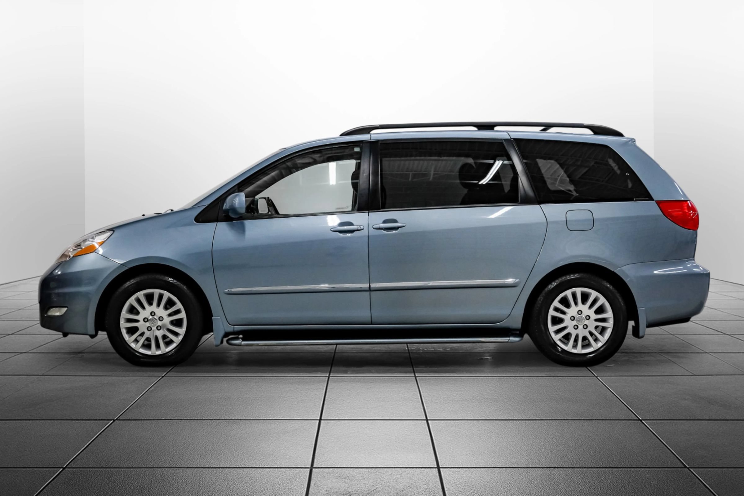 Used 2010 Toyota Sienna XLE Limited FWD image 12