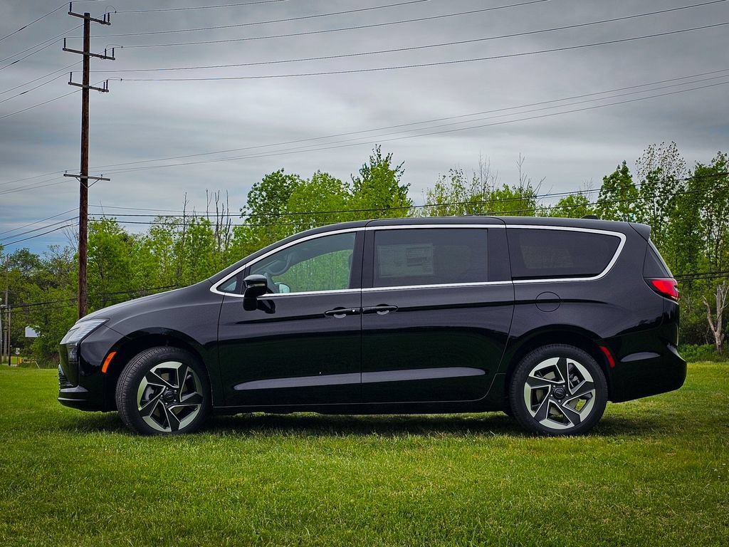 New 2027 Chrysler Pacifica Limited AWD/4WD image 6