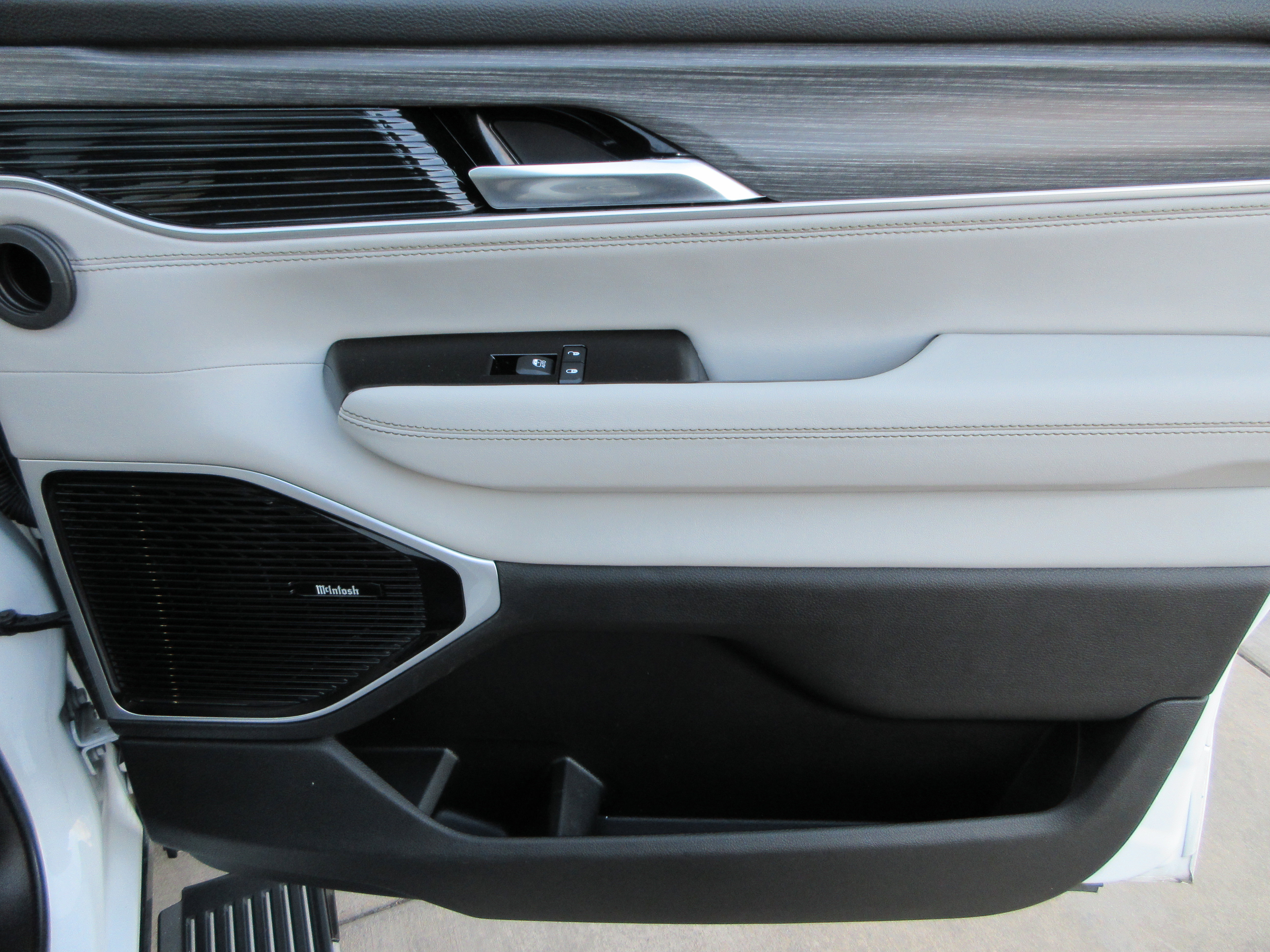 Used 2023 Jeep Wagoneer L Series III w/ Premium Group I image 27