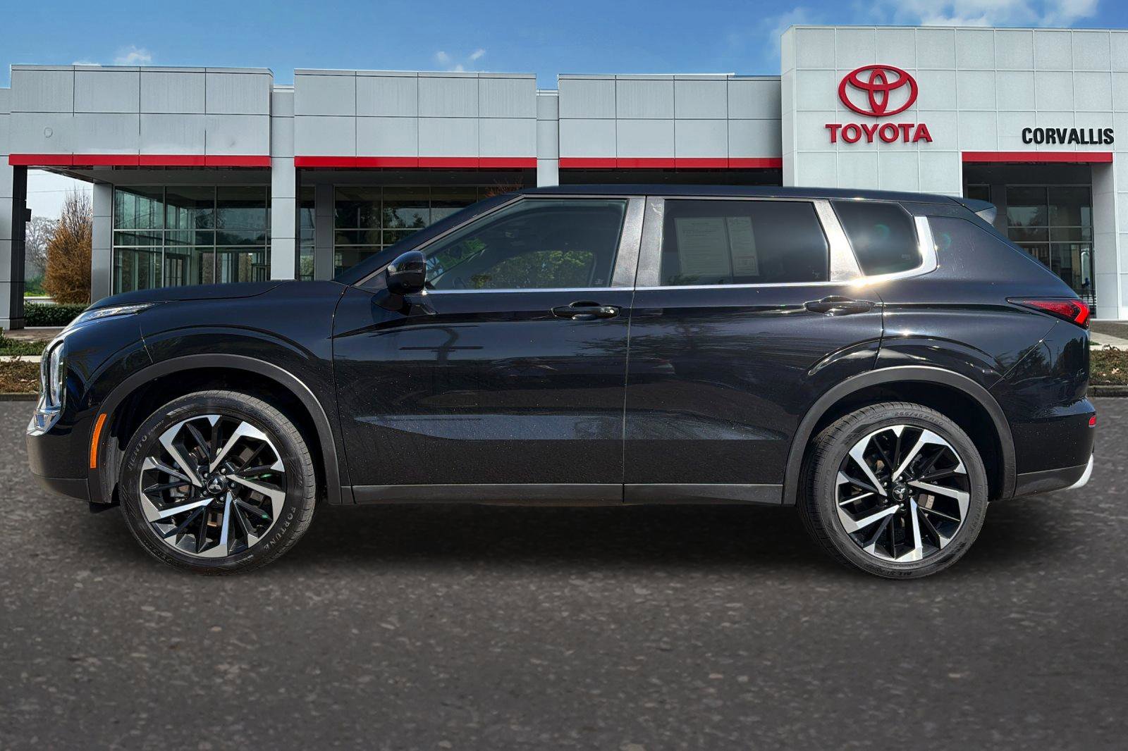 Used 2024 Mitsubishi Outlander SE AWD/4WD image 6