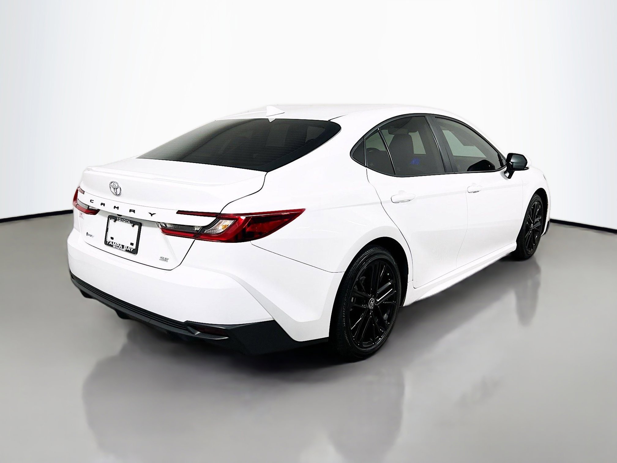 Used 2025 Toyota Camry SE w/ Convenience Package image 4