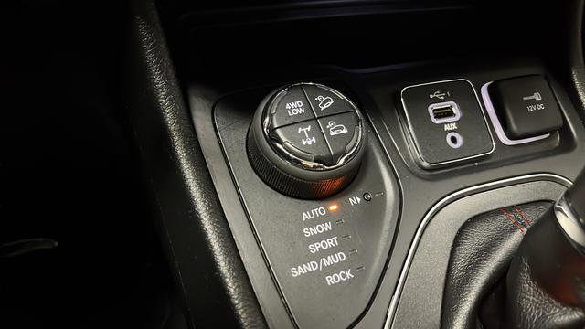 Used 2020 Jeep Cherokee Trailhawk AWD/4WD image 28