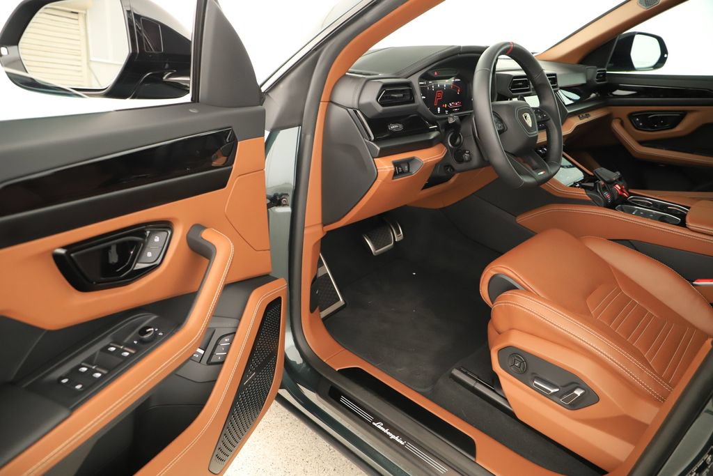 Used 2025 Lamborghini Urus SE AWD/4WD image 14