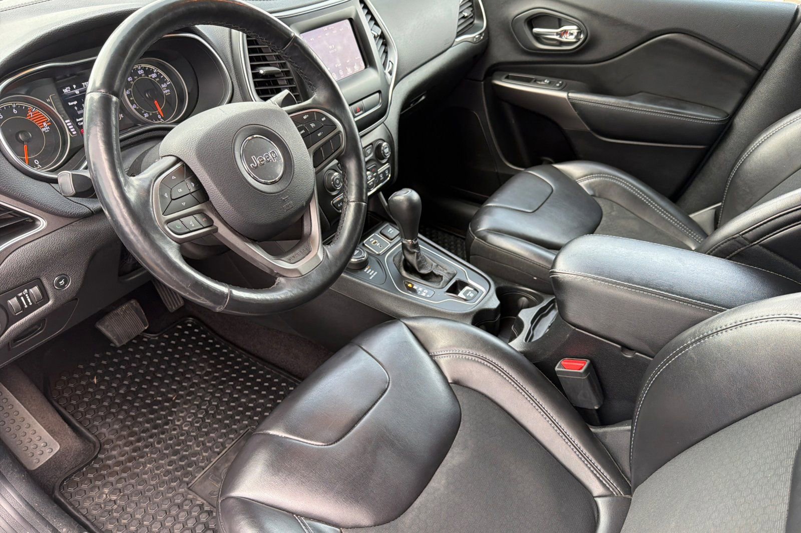 Used 2019 Jeep Cherokee Latitude Plus w/ Comfort/Convenience Group image 10