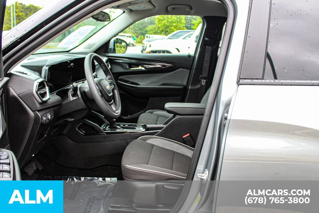 Used 2025 Chevrolet TrailBlazer LT FWD image 14