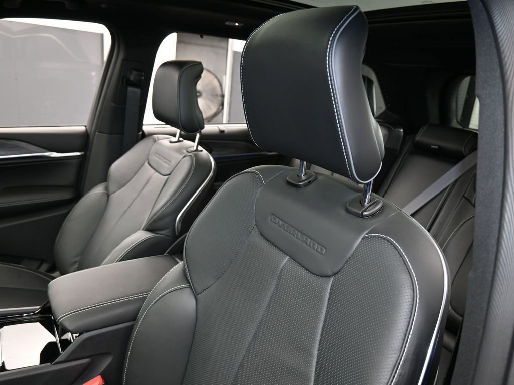Used 2024 Jeep Grand Cherokee Overland w/ Luxury Tech Group IV image 16