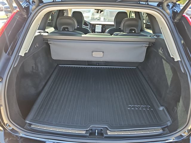 Used 2022 Volvo XC60 B5 Momentum w/ Climate Package AWD/4WD image 25