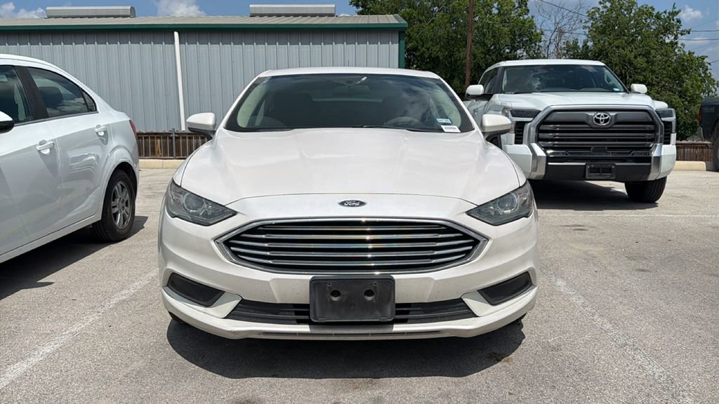 Used 2017 Ford Fusion SE w/ Fusion SE Technology Package FWD image 2