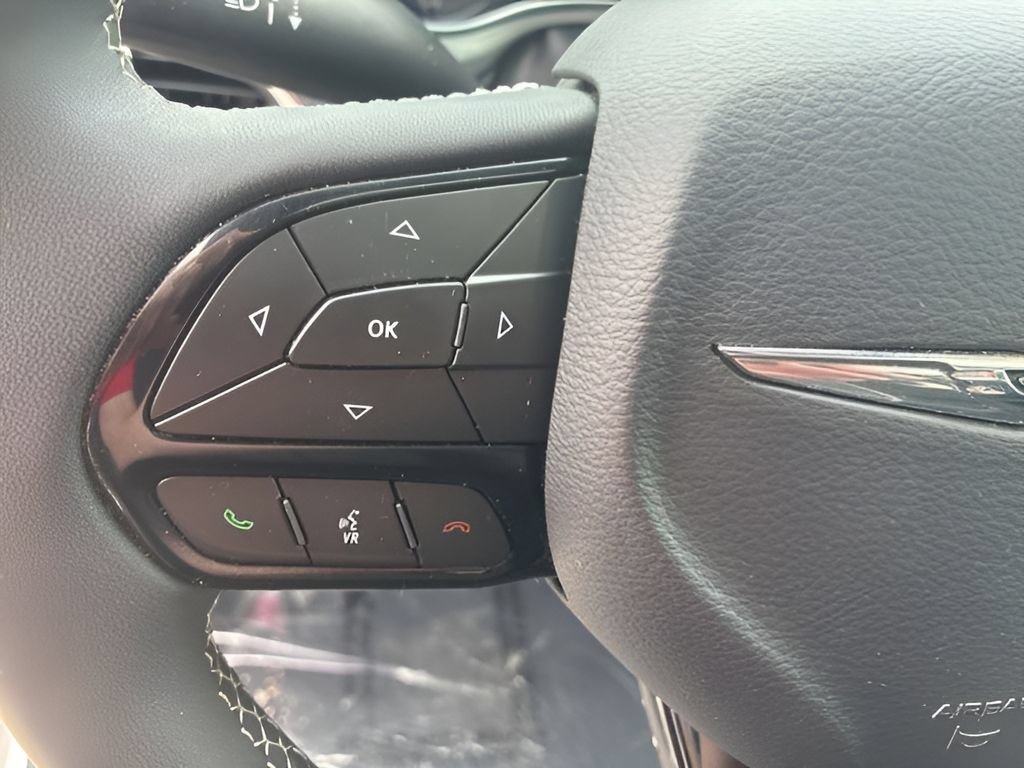 Used 2023 Chrysler Pacifica Limited w/ Uconnect Theater Family Group FWD image 11
