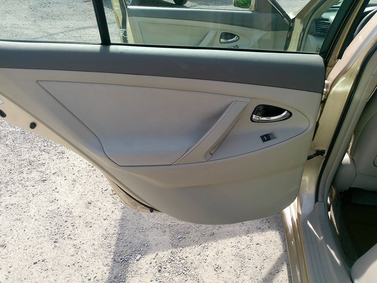 Used 2010 Toyota Camry LE FWD image 23