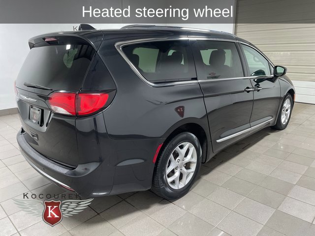 Used 2017 Chrysler Pacifica Touring-L Plus w/ Uconnect Theatre Group FWD image 7