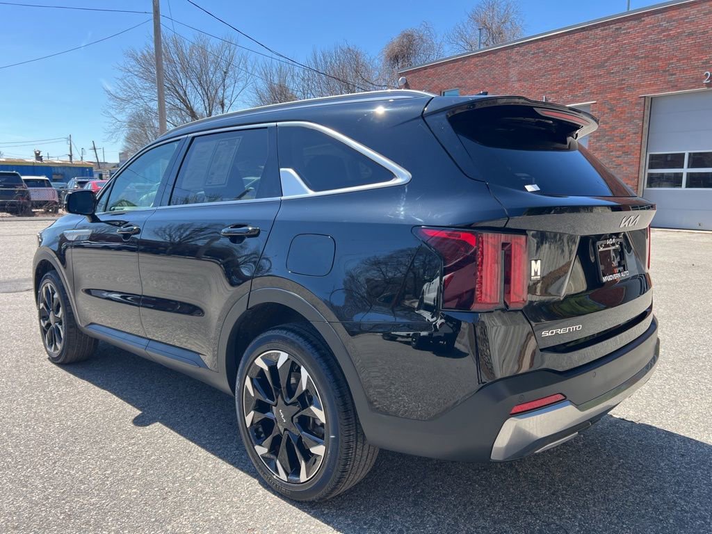 Certified 2025 Kia Sorento EX w/ Panoramic Sunroof Package image 3