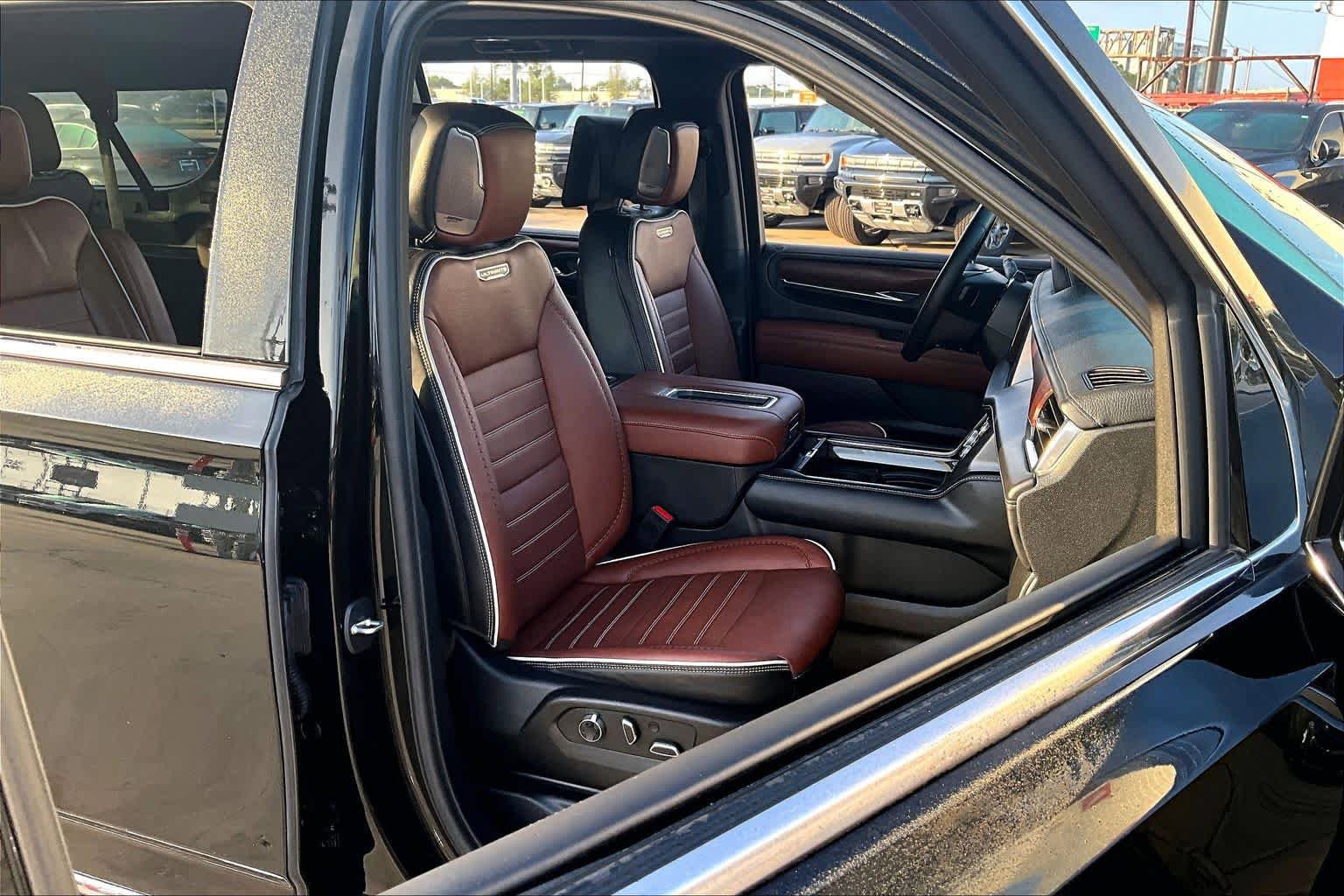 Used 2023 GMC Yukon XL Denali Ultimate image 9