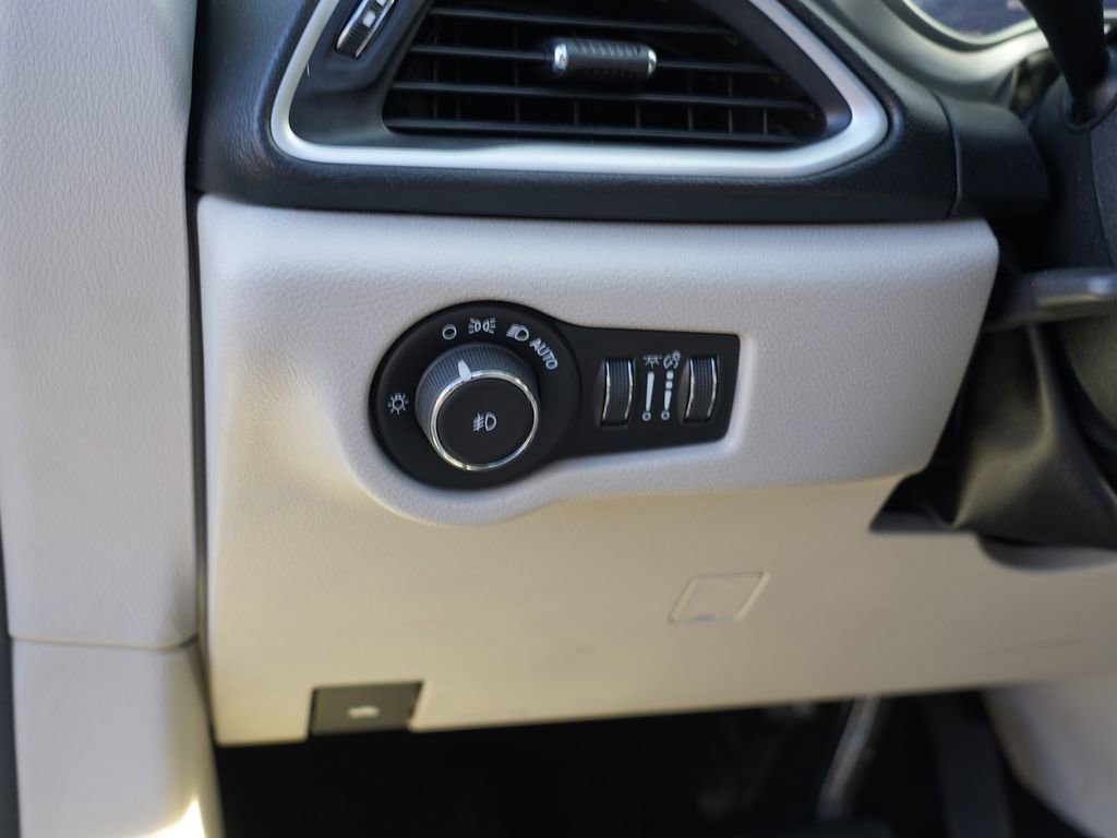 Used 2018 Chrysler Pacifica Touring Plus image 16