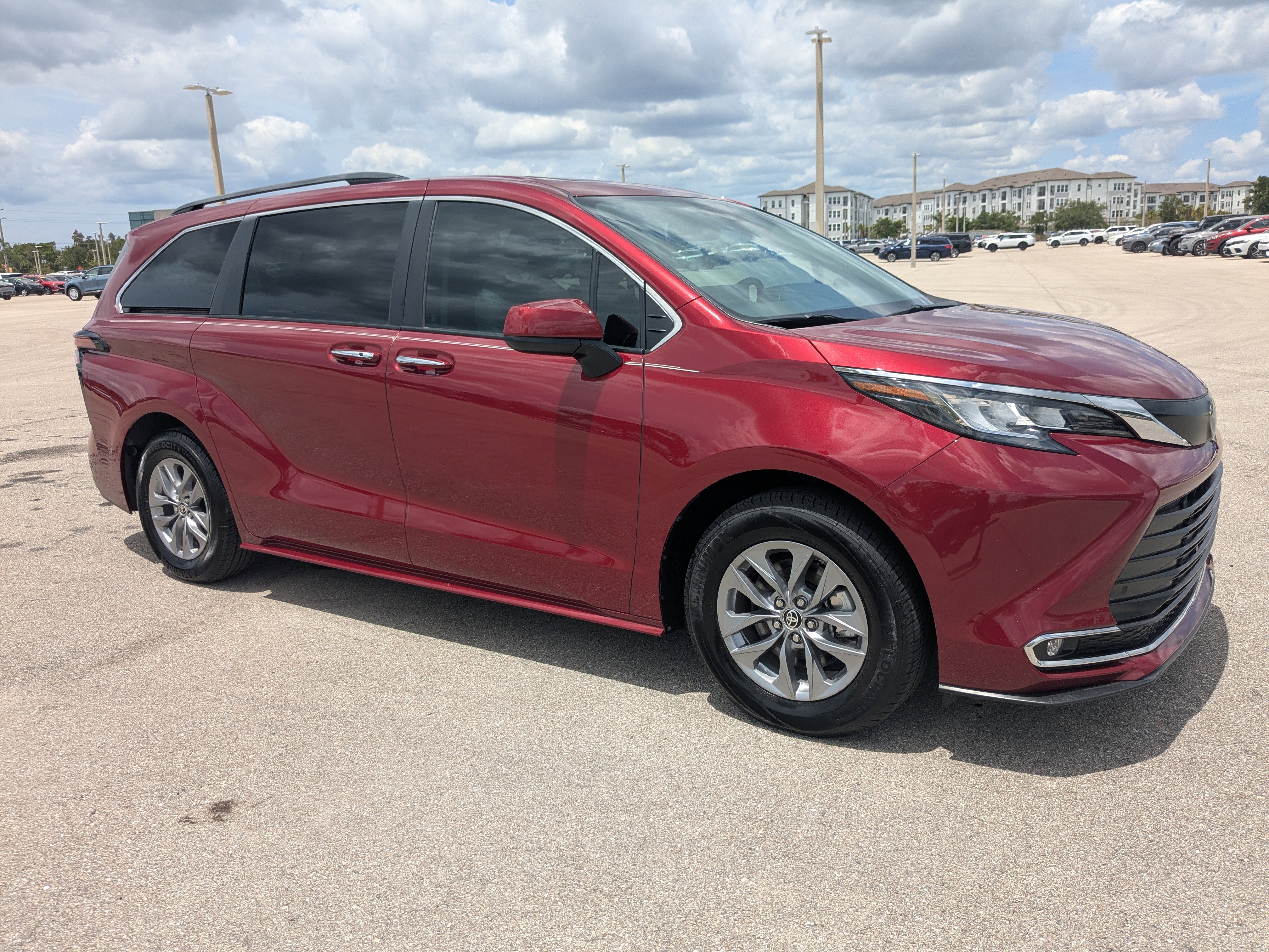 Used 2022 Toyota Sienna XLE FWD image 2